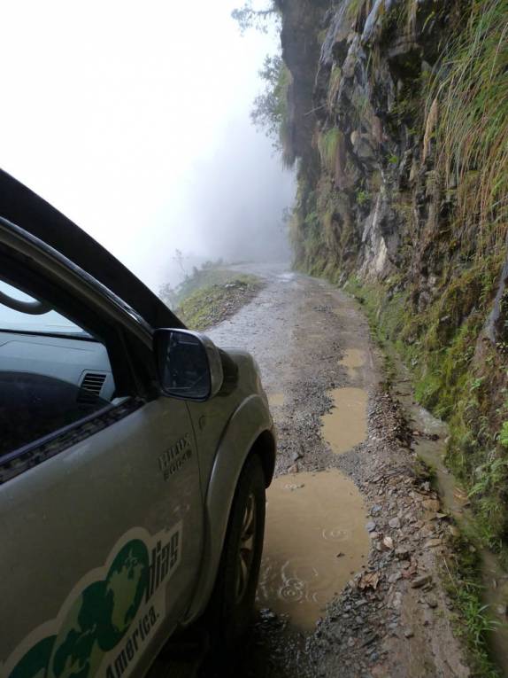 Em meio às nuvens, a Fiona enfrenta a Carretera de la Muerte, que deesce os Andes em direção à cidade de Coroico, na Bolívia